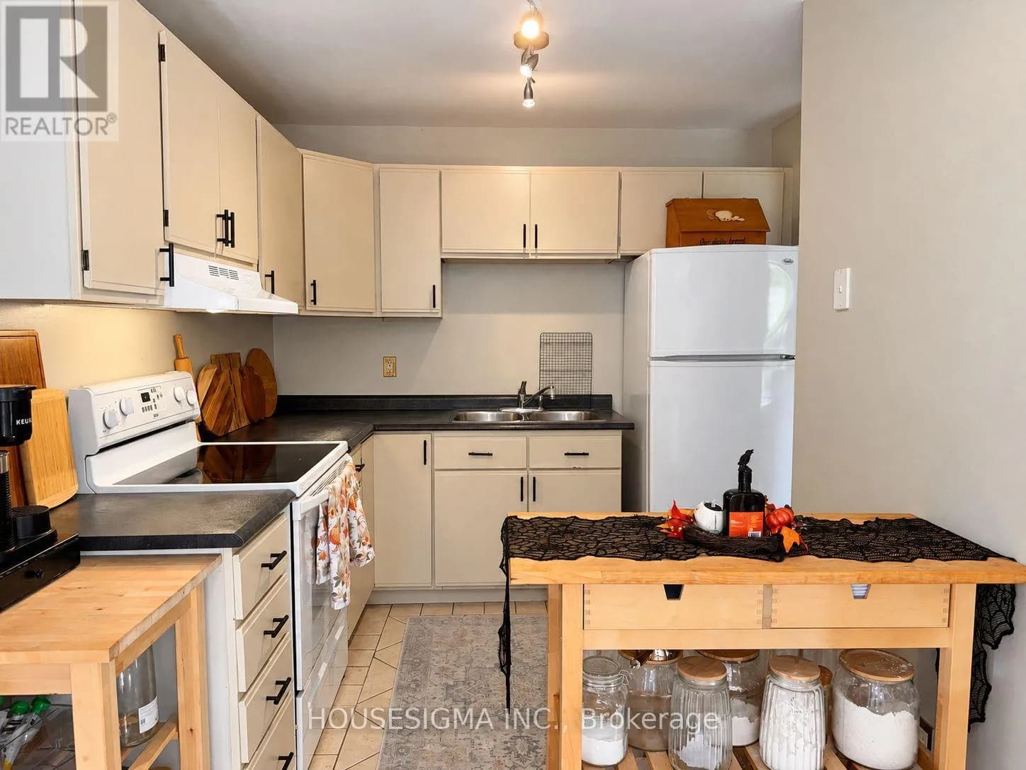 6 - 31 PARKVIEW DRIVE — photo 4 of 24