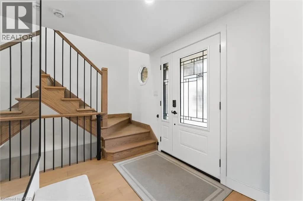 128 SUNPOINT Crescent — photo 4 of 38