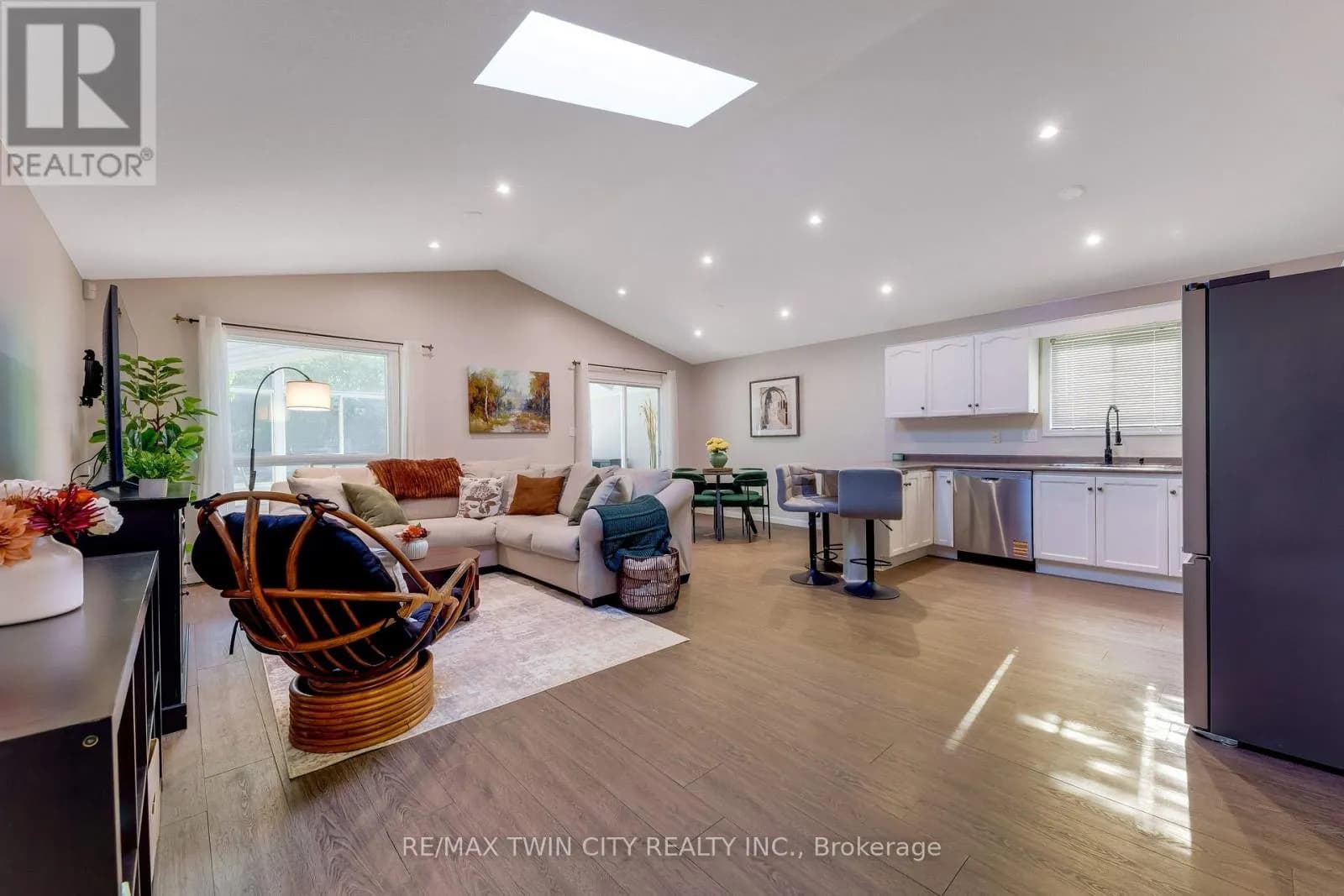 268 KEEWATIN AVENUE — photo 5 of 46