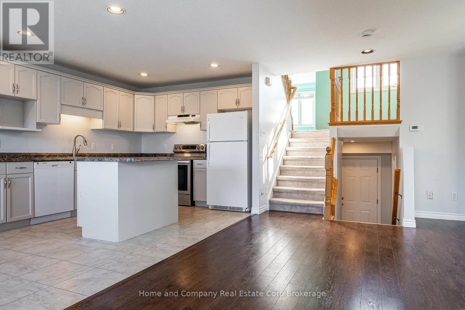 82 WALSH CRESCENT — photo 2 of 37