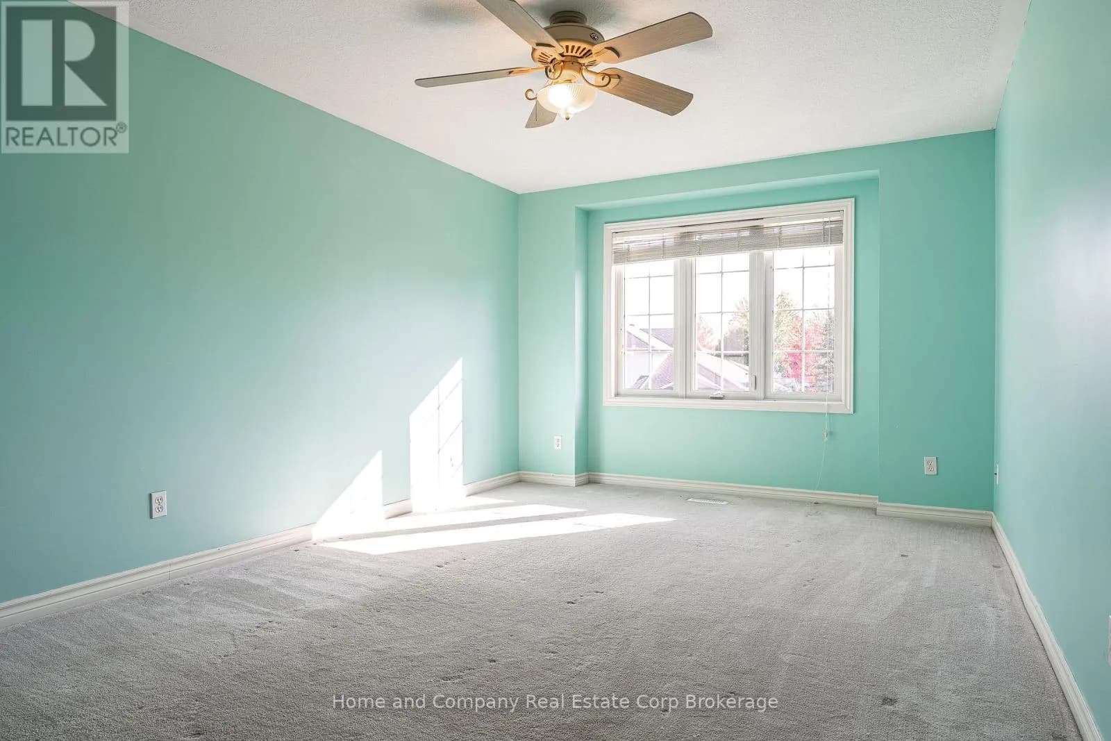 82 WALSH CRESCENT — photo 3 of 37