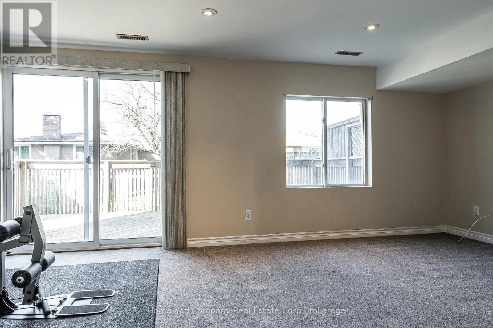82 WALSH CRESCENT — photo 4 of 37