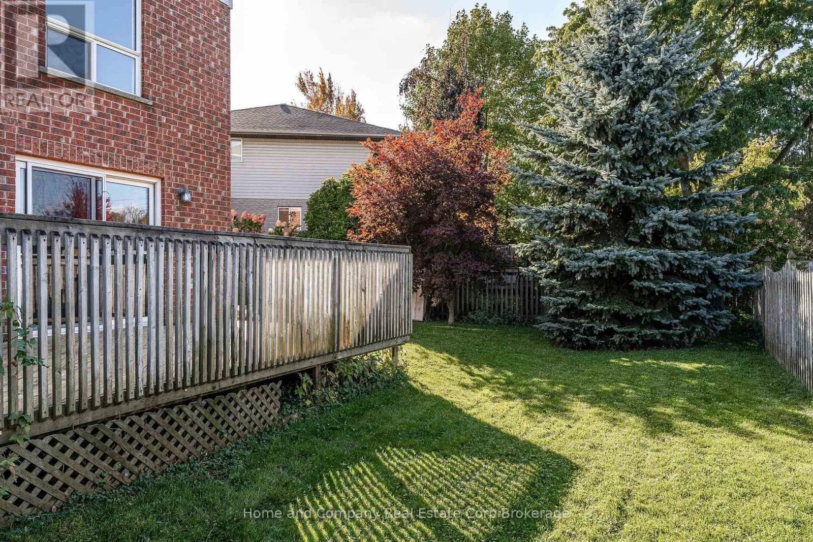 82 WALSH CRESCENT — photo 5 of 37