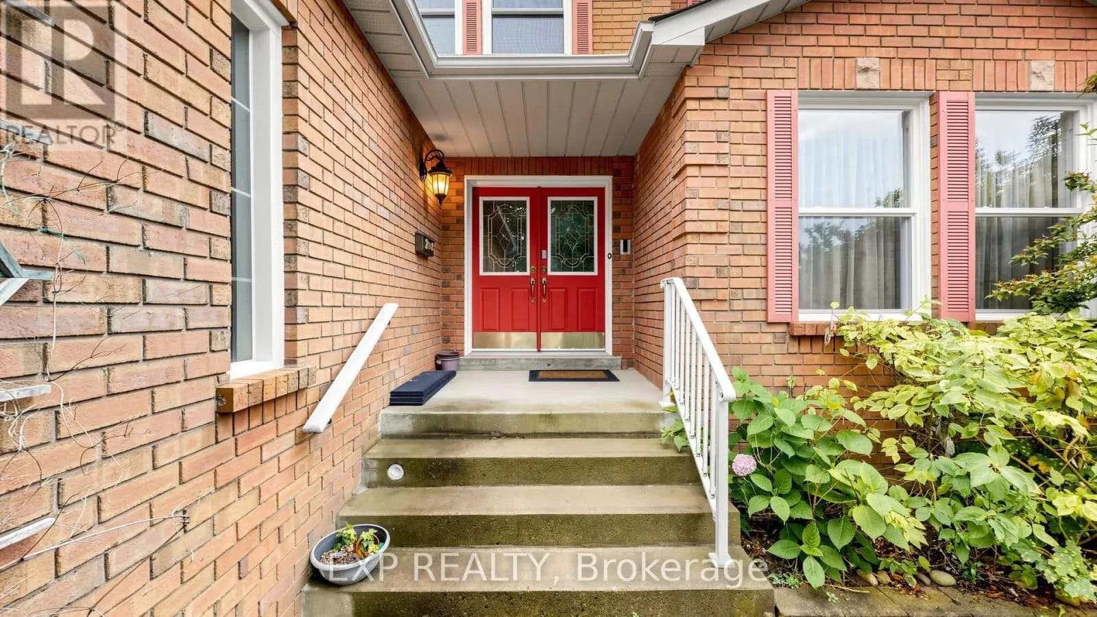 28 HURLBUT PLACE — photo 3 of 50