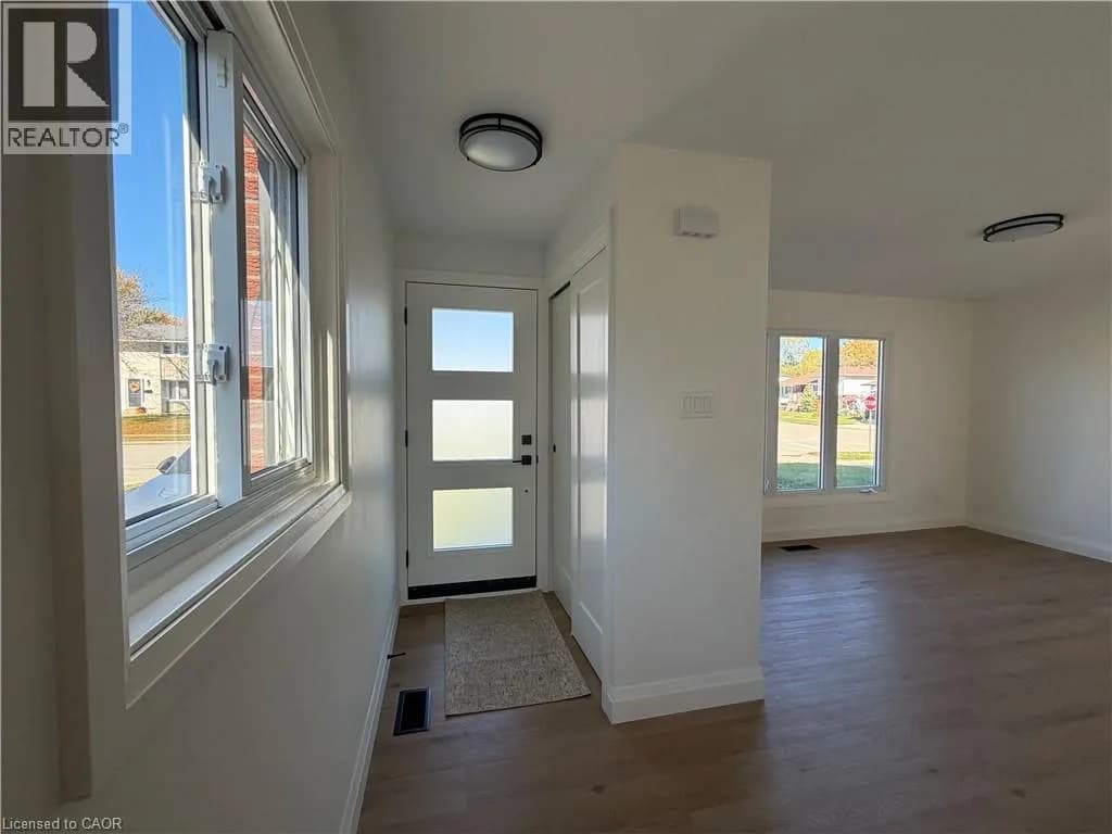 15 CURRIE Street — photo 3 of 28