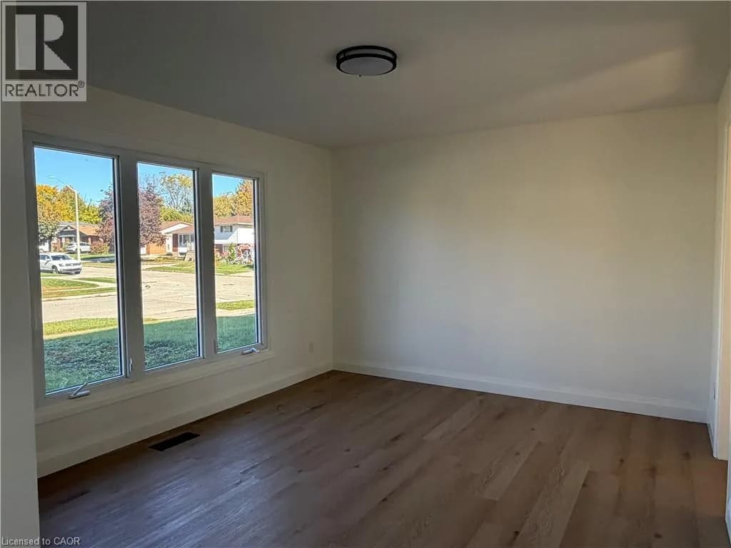 15 CURRIE Street — photo 4 of 28