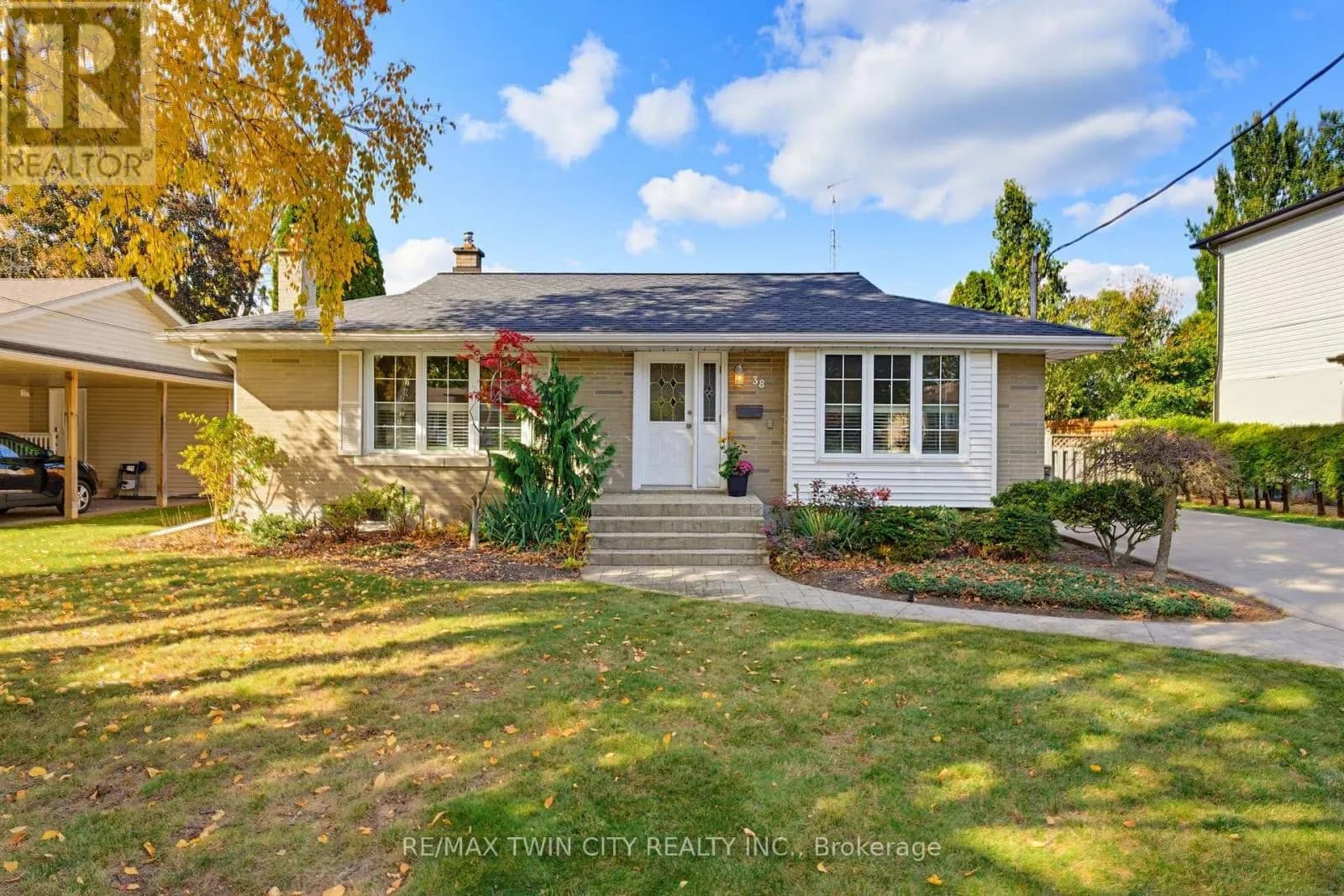 38 VARADI AVENUE — photo 1 of 37