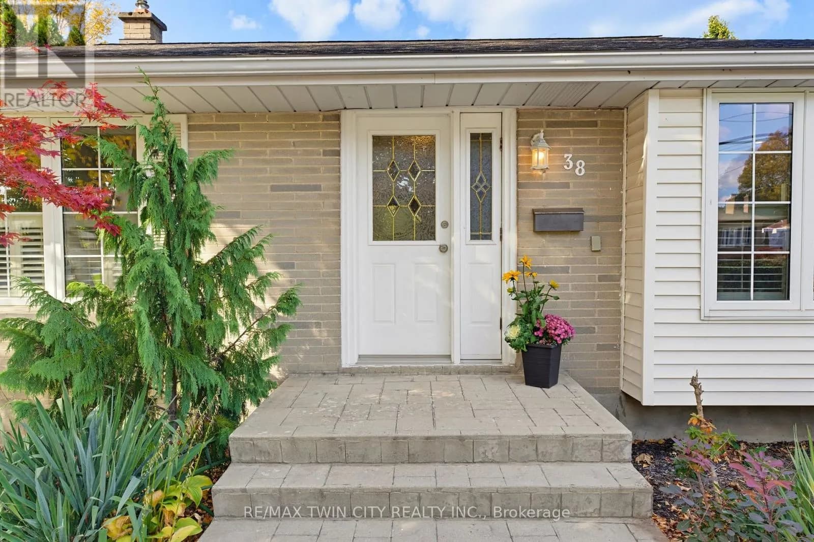38 VARADI AVENUE — photo 4 of 37