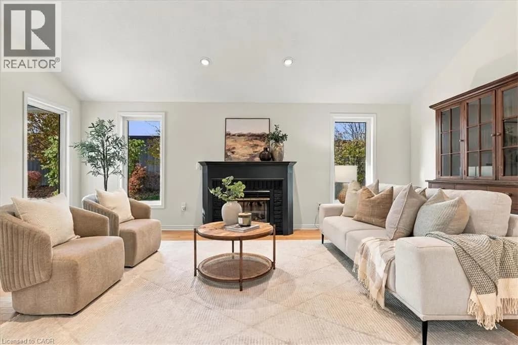 150 WESLEY Crescent — photo 3 of 30