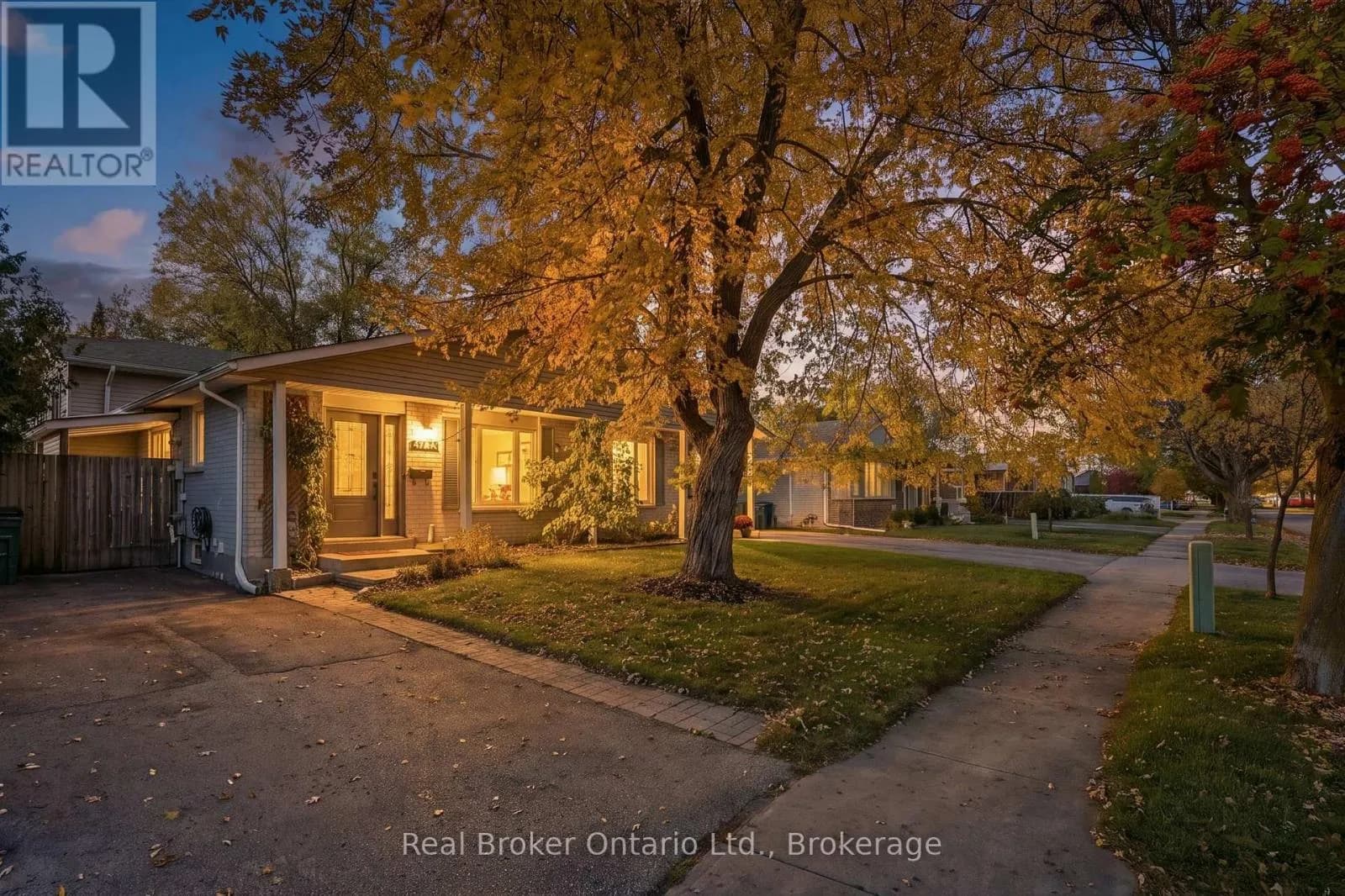 427A DAYNA CRESCENT — photo 1 of 43