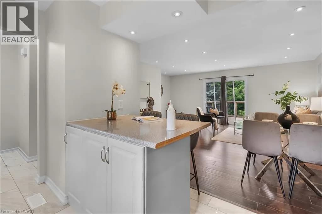 421 BAIRSTOW Crescent — photo 5 of 32