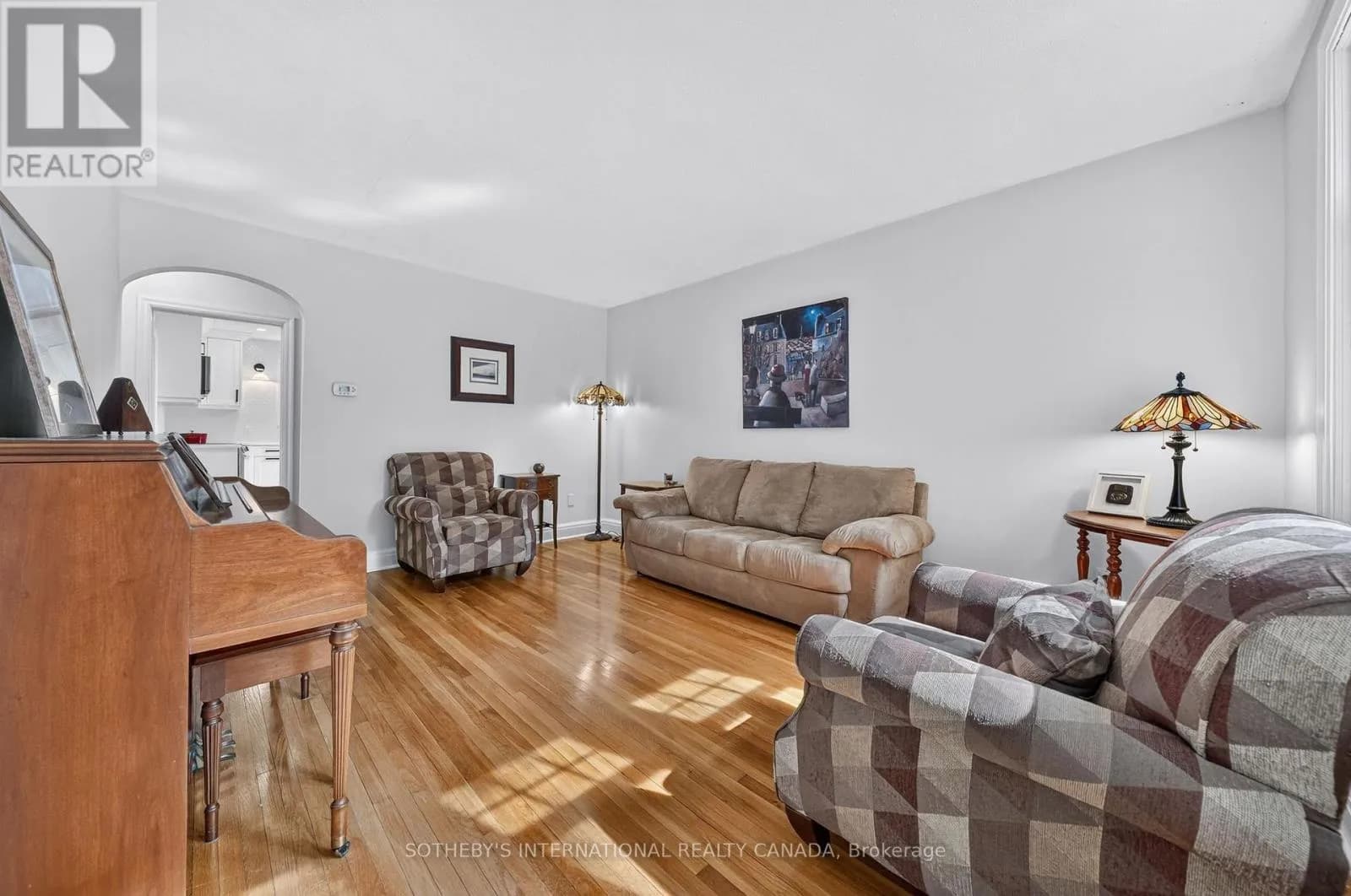 38 ROSLIN AVENUE S — photo 2 of 30