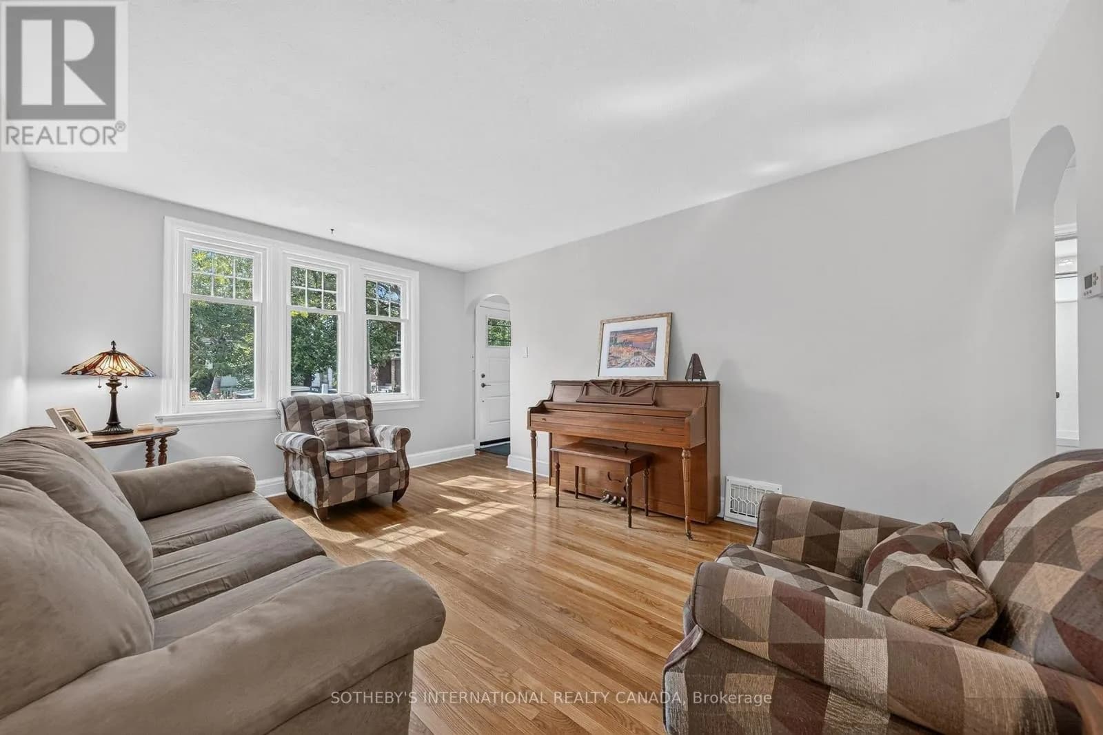 38 ROSLIN AVENUE S — photo 3 of 30