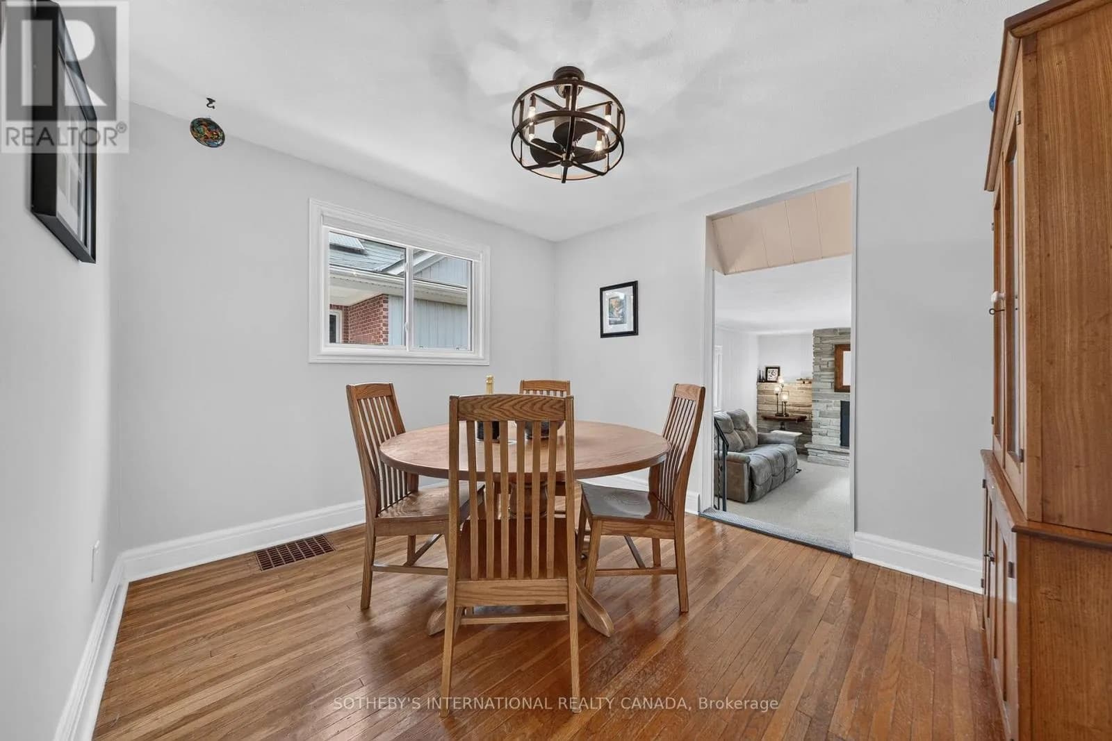 38 ROSLIN AVENUE S — photo 5 of 30