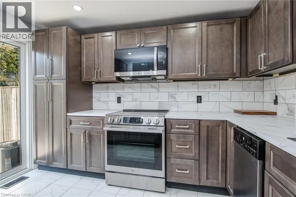 530 PARKVIEW Crescent — photo 4 of 48