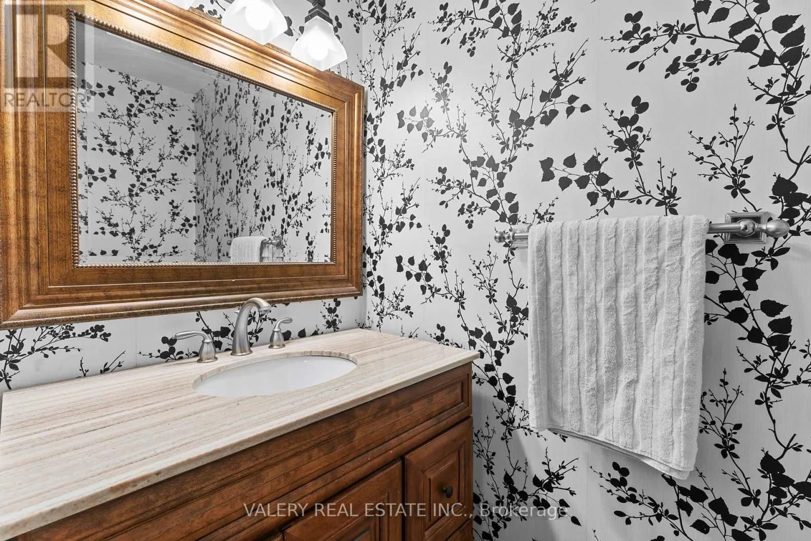 276 MAURICE STREET — photo 4 of 36