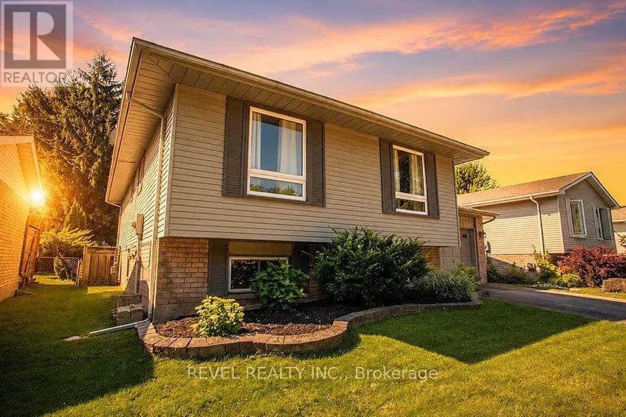 27 MYRTLEVILLE DRIVE — photo 3 of 36