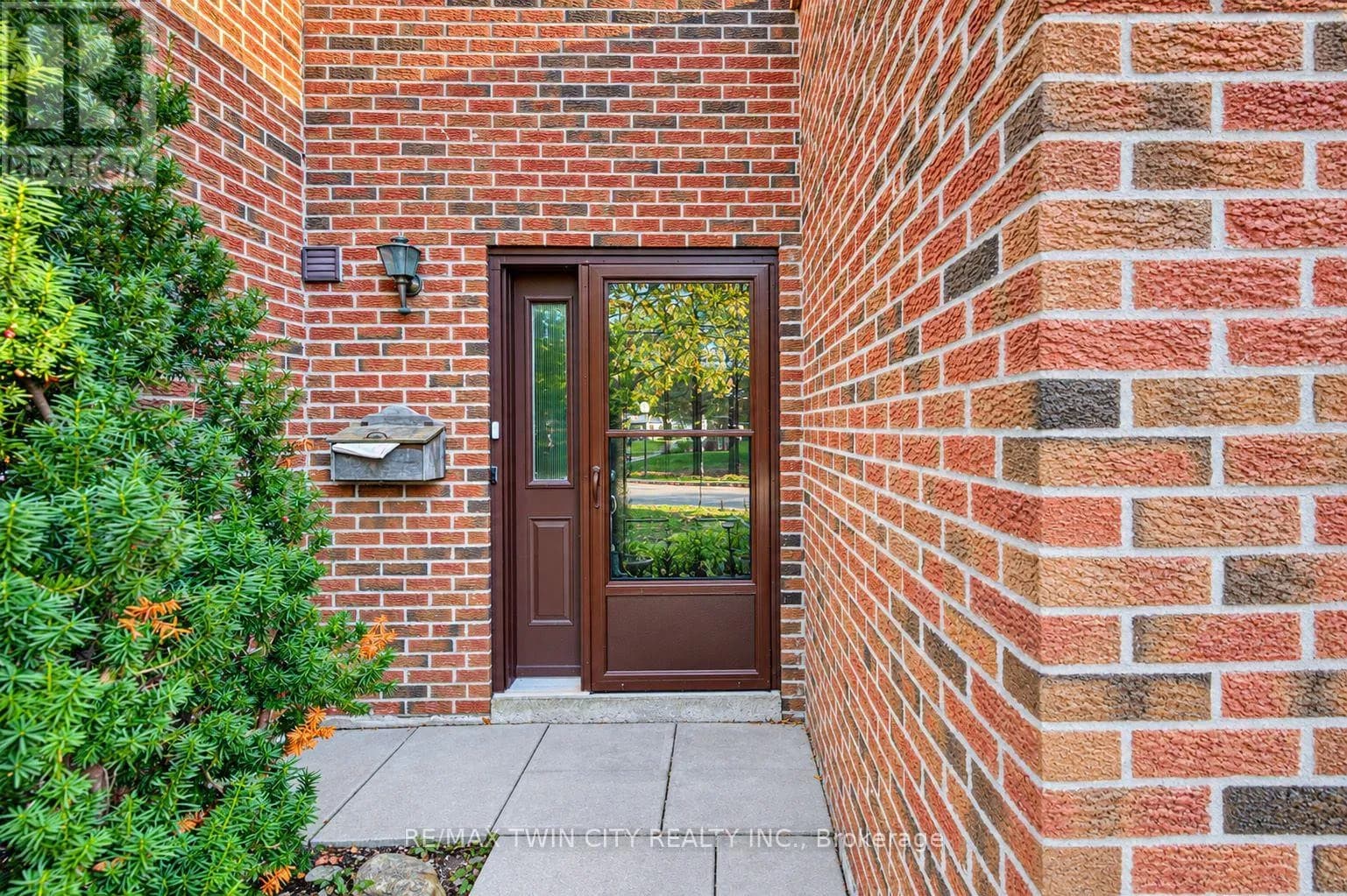 20 - 187 GRULKE STREET — photo 4 of 33