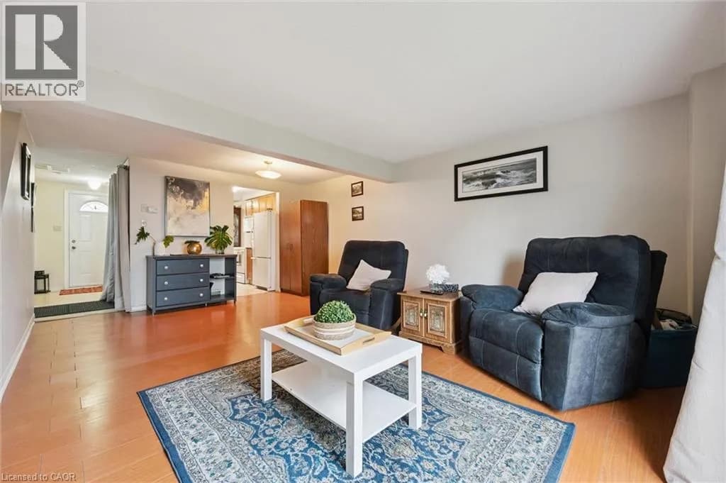 32 JANSEN Avenue — photo 4 of 15