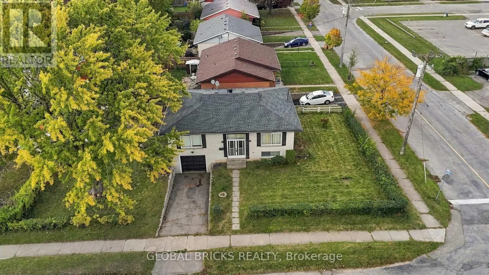 18 FALESY AVENUE — photo 3 of 41