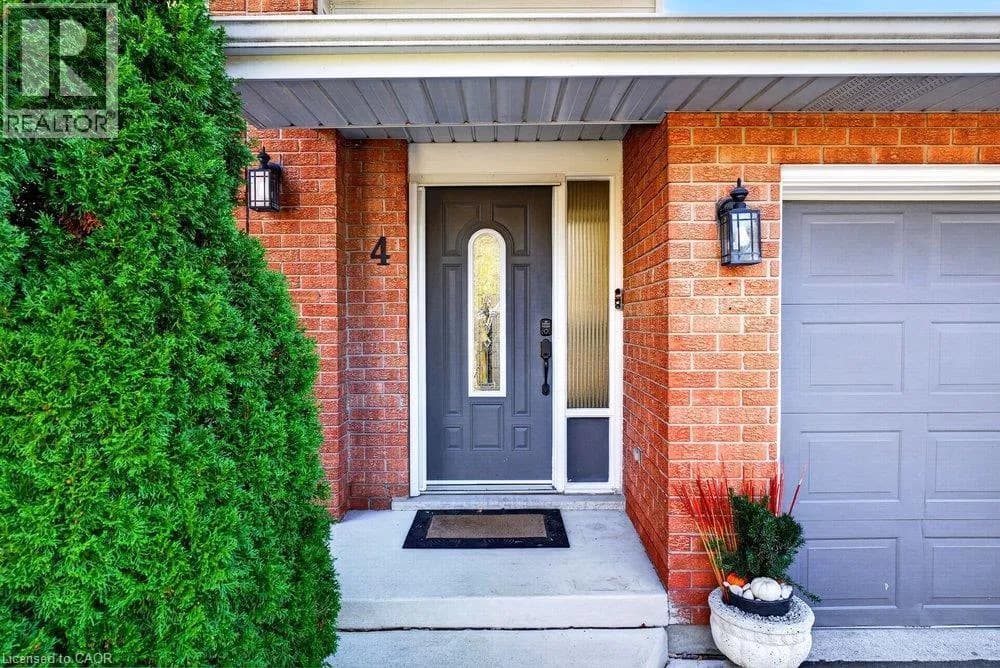 4 VANCE Crescent — photo 2 of 35