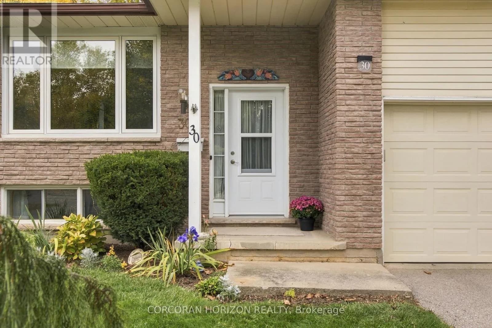 30 CARLYLE PLACE — photo 4 of 40