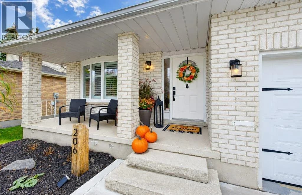 206 TAGGE Crescent — photo 3 of 50