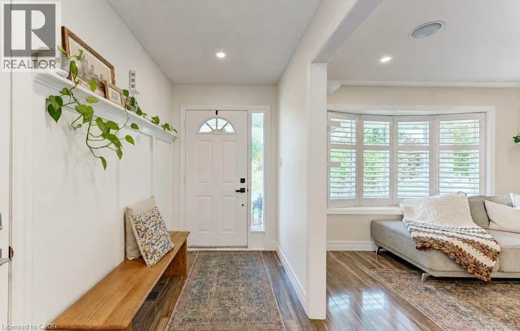 206 TAGGE Crescent — photo 4 of 50