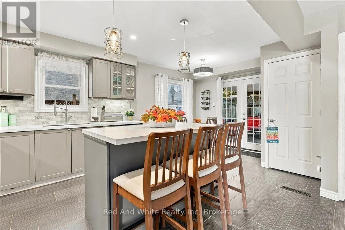 392 BURNETT AVENUE — photo 3 of 36
