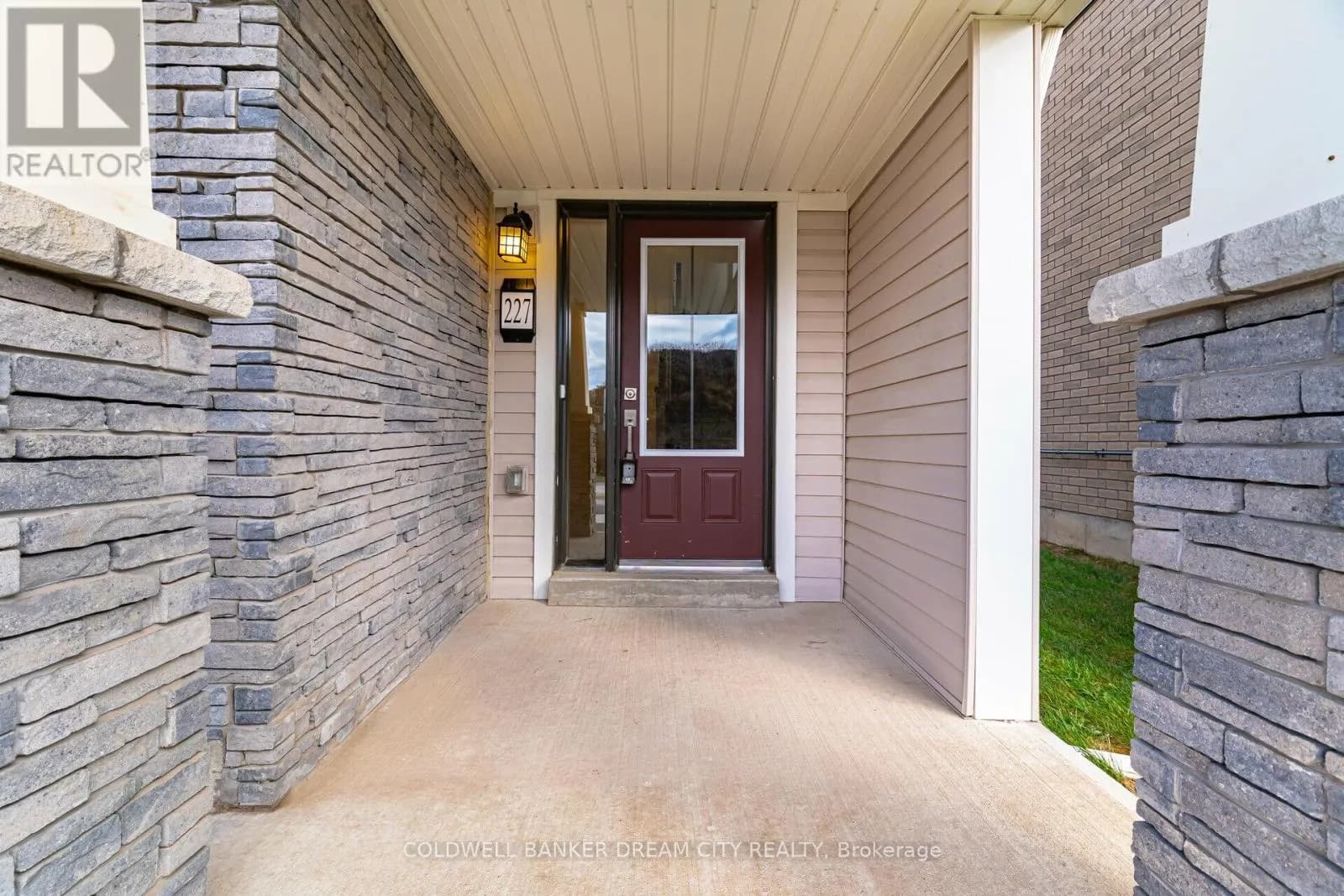 227 GILLESPIE DRIVE — photo 2 of 40